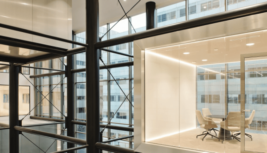 Moderne vergaderruimte in project Gaudi, waar Bosman en VEGA samenwerkten aan een duurzame en innovatieve kantoorrenovatie in Amsterdam Zuidoost.