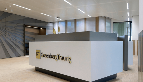Receptiebalie van advocatenkantoor Greenberg Traurig LLP in Valley, Zuidas Amsterdam. iL Office verzorgde het interieurdesign en Bosman Bedrijven de installatietechniek.