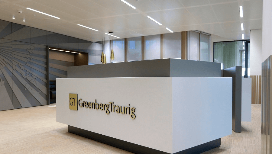 Receptiebalie van advocatenkantoor Greenberg Traurig LLP in Valley, Zuidas Amsterdam. iL Office verzorgde het interieurdesign en Bosman Bedrijven de installatietechniek.