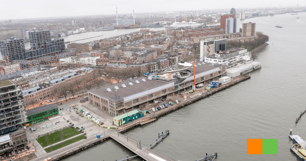 FENIX Rotterdam, een gerenoveerd havengebouw met een modern uitkijkplatform, ontworpen als cultureel en architectonisch icoon.