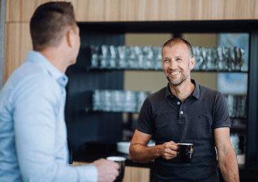 2 medewerkers bij Bosman die koffiedrinken