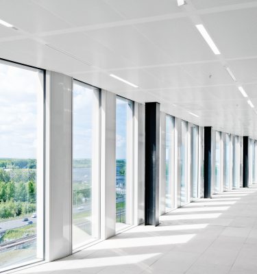Een modern, duurzaam kantoorgebouw met veel daglicht, ontworpen volgens BREEAM- en WELL-standaarden voor comfort en energie-efficiëntie.