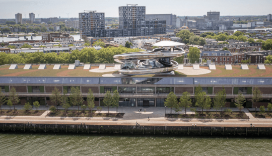 FENIX Rotterdam, een gerenoveerd havengebouw met een modern uitkijkplatform, ontworpen als cultureel en architectonisch icoon.