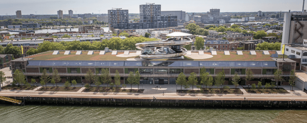 FENIX Rotterdam, een gerenoveerd havengebouw met een modern uitkijkplatform, ontworpen als cultureel en architectonisch icoon.
