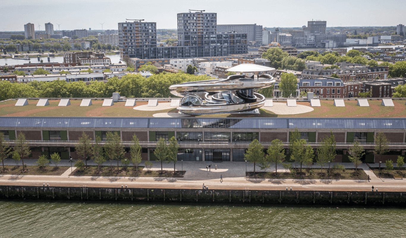 FENIX Rotterdam, een gerenoveerd havengebouw met een modern uitkijkplatform, ontworpen als cultureel en architectonisch icoon.