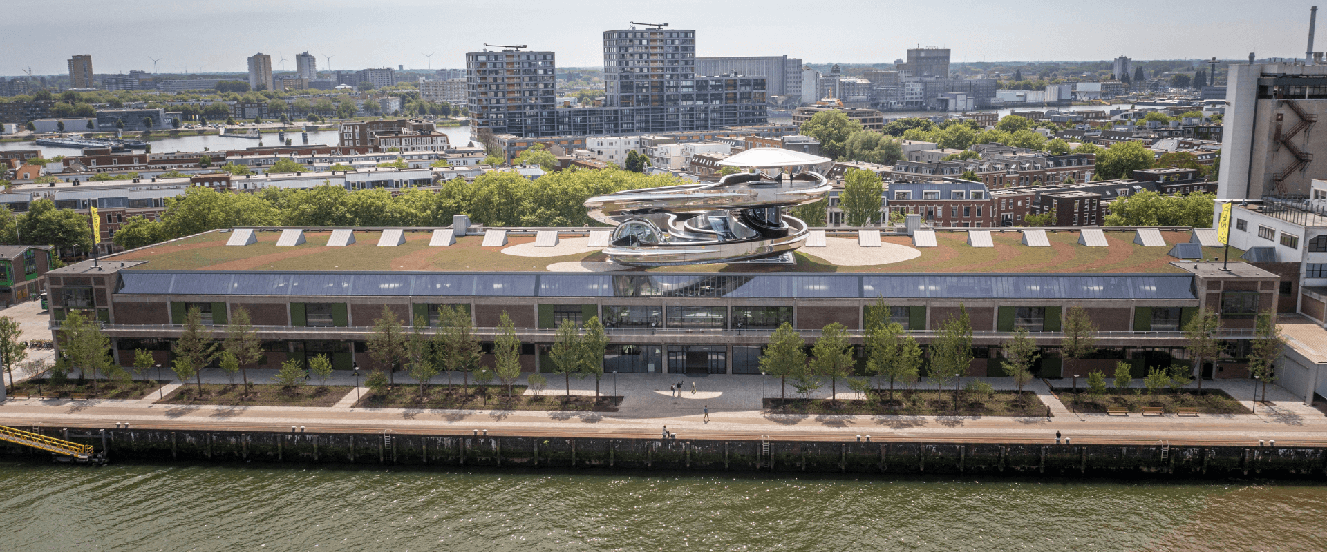 FENIX Rotterdam, een gerenoveerd havengebouw met een modern uitkijkplatform, ontworpen als cultureel en architectonisch icoon.