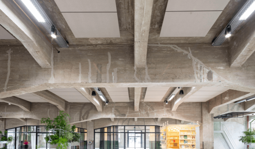 FENIX Rotterdam, een gerenoveerd havengebouw met een modern uitkijkplatform, ontworpen als cultureel en architectonisch icoon.