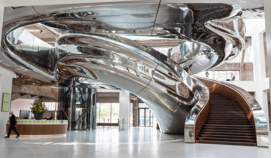 FENIX Rotterdam, een gerenoveerd havengebouw met een modern uitkijkplatform, ontworpen als cultureel en architectonisch icoon.