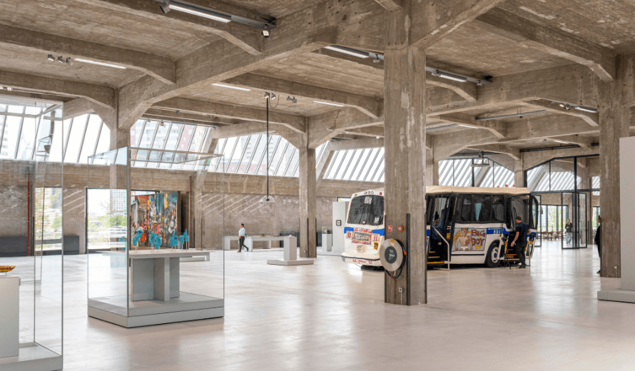 FENIX Rotterdam, een gerenoveerd havengebouw met een modern uitkijkplatform, ontworpen als cultureel en architectonisch icoon.