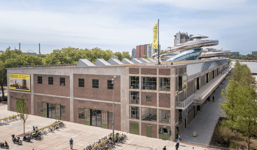 FENIX Rotterdam, een gerenoveerd havengebouw met een modern uitkijkplatform, ontworpen als cultureel en architectonisch icoon.