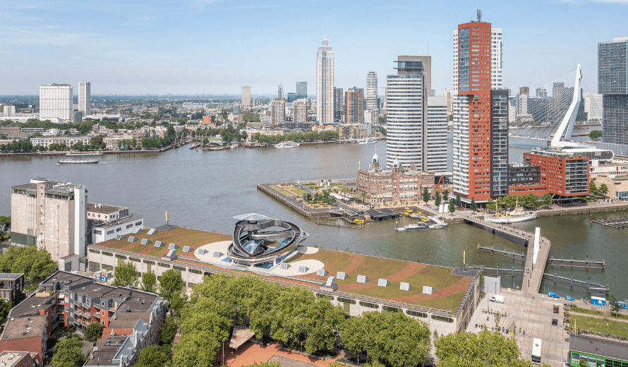 FENIX Rotterdam, een gerenoveerd havengebouw met een modern uitkijkplatform, ontworpen als cultureel en architectonisch icoon.