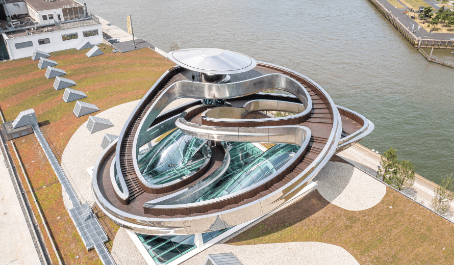 FENIX Rotterdam, een gerenoveerd havengebouw met een modern uitkijkplatform, ontworpen als cultureel en architectonisch icoon.