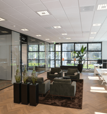 Modern en duurzaam kantoorinterieur bij Boeing Avenue 245-251 in Schiphol-Rijk, met ruime werkplekken, glazen wanden en groenaccenten.