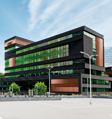 Fellenoord in Eindhoven, een duurzaam herontwikkeld kantoorgebouw met een transparante glasgevel, atrium en energie-efficiënte installaties door Bosman.