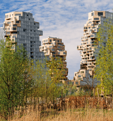 Valley in Amsterdam, een modern woon- en kantoorgebouw met terrasvormige architectuur, grote ramen en geïntegreerd groen.