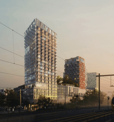 Zicht op The Pulse of Amsterdam, moderne torens met een duurzaam ontwerp, gelegen naast het spoor in een stedelijke omgeving.