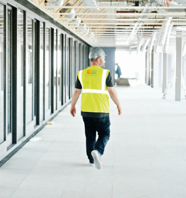 Bosman-medewerker loopt door een bouwproject. Ontdek onze vacatures in de installatietechniek en bouw mee aan innovatieve projecten.