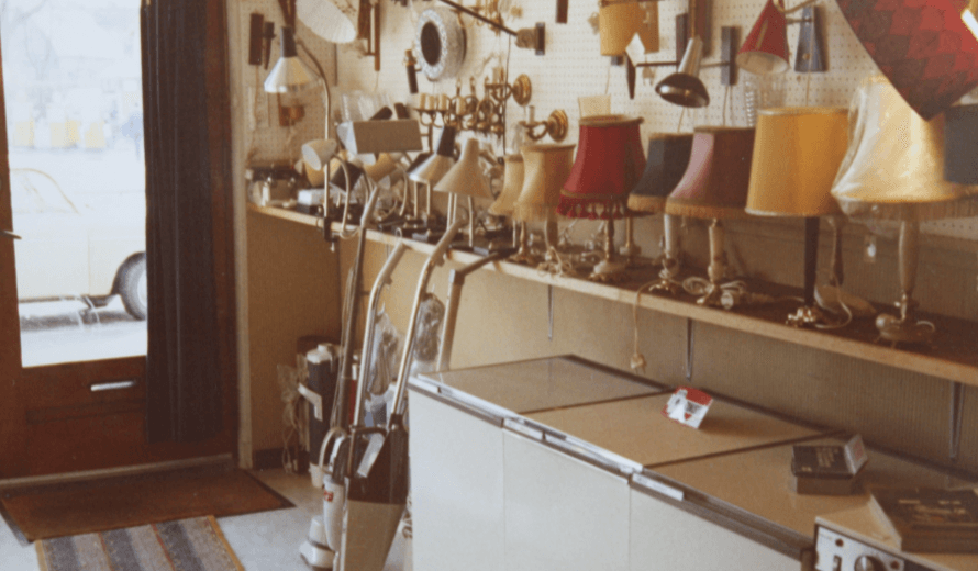Interieur van de historische winkel van Bosman in Soest met lampen, stofzuigers en witgoed uit de jaren '60.