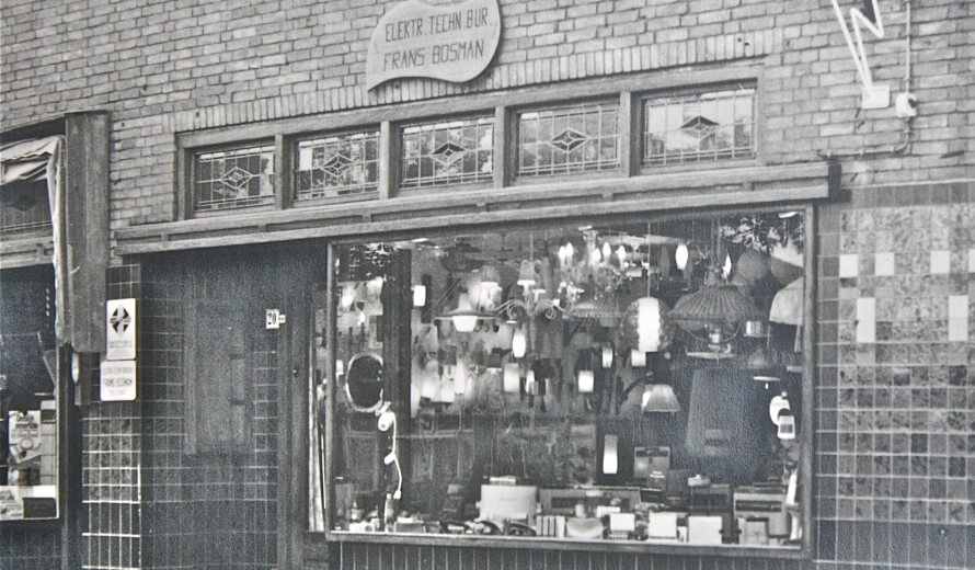 Historische winkel in Soest van Bosman uit de jaren '60, met etalage vol verlichting en bord met "Elektr. Techn. Bur. Frans Bosman"