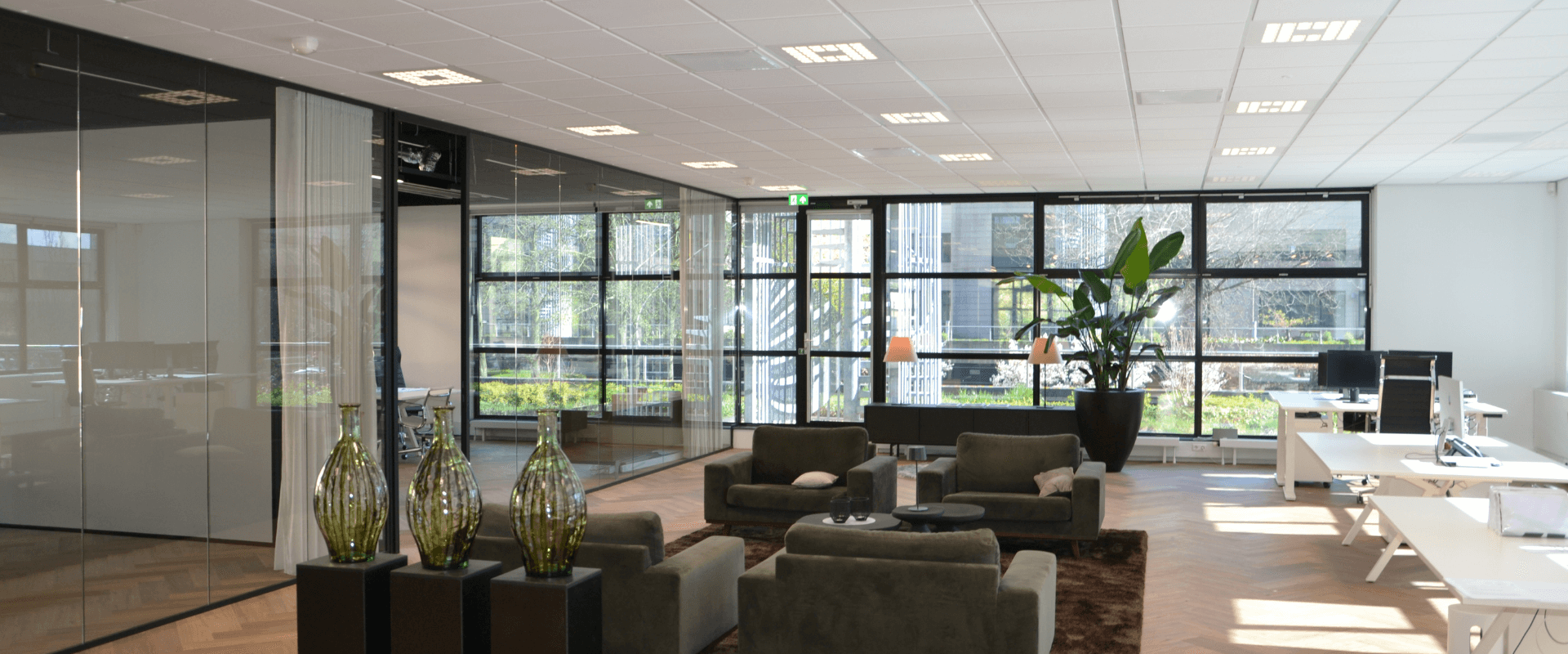 Modern en duurzaam kantoorinterieur bij Boeing Avenue 245-251 in Schiphol-Rijk, met ruime werkplekken, glazen wanden en groenaccenten.