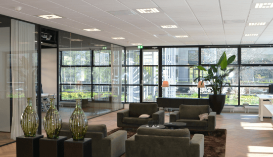 Modern en duurzaam kantoorinterieur bij Boeing Avenue 245-251 in Schiphol-Rijk, met ruime werkplekken, glazen wanden en groenaccenten.