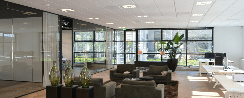 Modern en duurzaam kantoorinterieur bij Boeing Avenue 245-251 in Schiphol-Rijk, met ruime werkplekken, glazen wanden en groenaccenten.