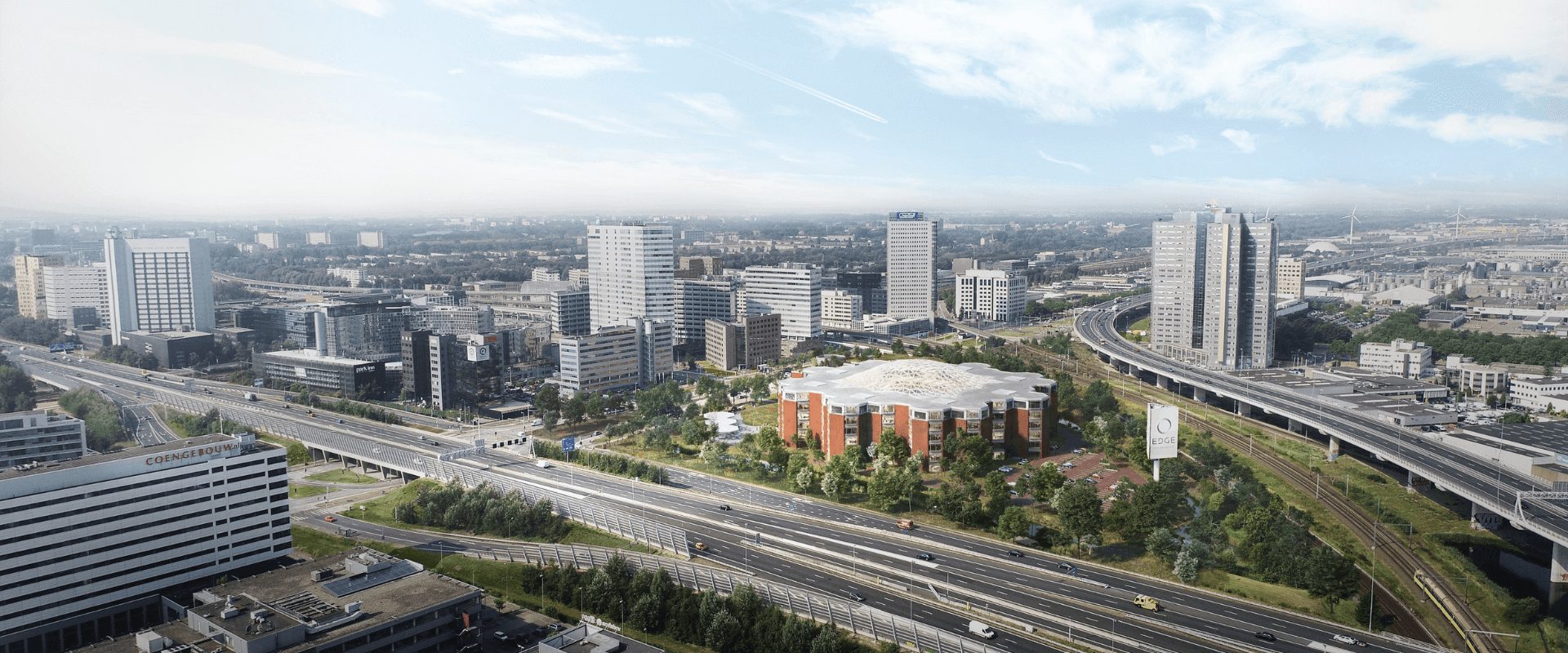 EDGE Amsterdam West, een duurzaam gerenoveerd kantoorgebouw met een opvallend glazen dak, energiezuinige installaties en een groene omgeving in Amsterdam.