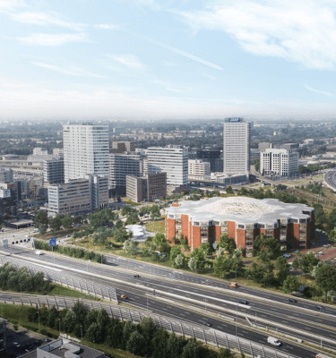 EDGE Amsterdam West, een duurzaam gerenoveerd kantoorgebouw met een opvallend glazen dak, energiezuinige installaties en een groene omgeving in Amsterdam.