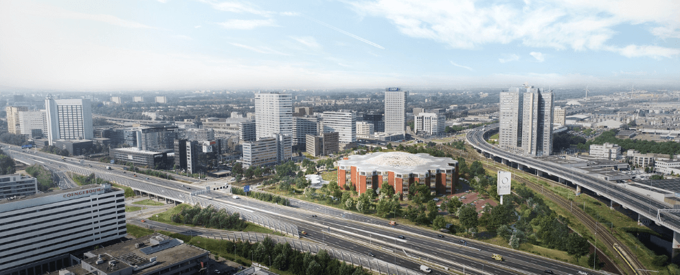EDGE Amsterdam West, een duurzaam gerenoveerd kantoorgebouw met een opvallend glazen dak, energiezuinige installaties en een groene omgeving in Amsterdam.