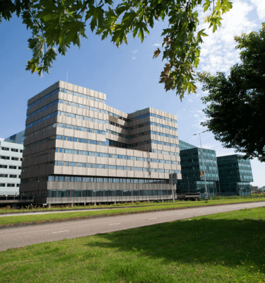 Het Gaudi-kantoorgebouw in Amsterdam, een modern en duurzaam pand met een opvallende, gevel en veel ramen voor veel natuurlijk lichtinval.