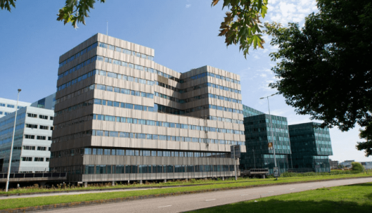 Het Gaudi-kantoorgebouw in Amsterdam, een modern en duurzaam pand met een opvallende, gevel en veel ramen voor veel natuurlijk lichtinval.