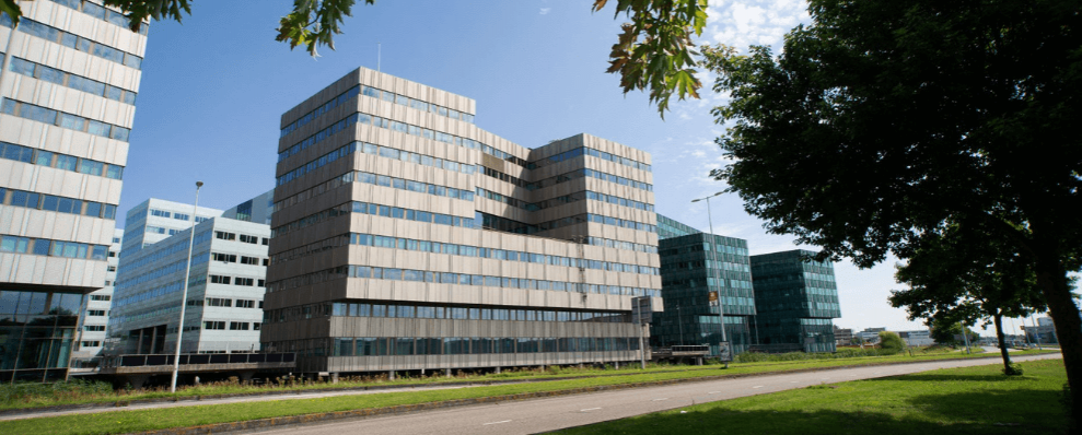 Het Gaudi-kantoorgebouw in Amsterdam, een modern en duurzaam pand met een opvallende, gevel en veel ramen voor veel natuurlijk lichtinval.