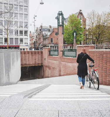 Fietsenstalling Het Kleine-Gartmanplantsoen in Amsterdam, een moderne ondergrondse ruimte met strakke verlichting en georganiseerde fietsrekken.