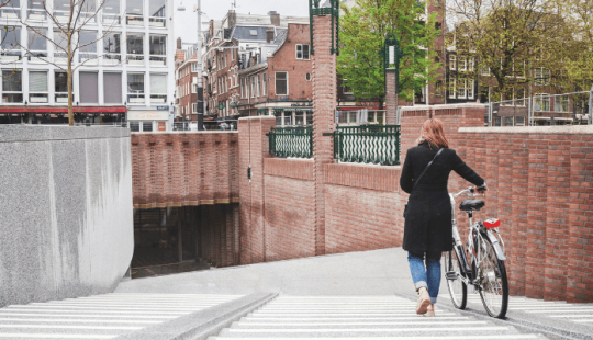 Fietsenstalling Het Kleine-Gartmanplantsoen in Amsterdam, een moderne ondergrondse ruimte met strakke verlichting en georganiseerde fietsrekken.