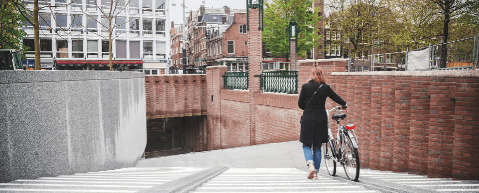 Fietsenstalling Het Kleine-Gartmanplantsoen in Amsterdam, een moderne ondergrondse ruimte met strakke verlichting en georganiseerde fietsrekken.
