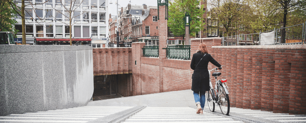 Fietsenstalling Het Kleine-Gartmanplantsoen in Amsterdam, een moderne ondergrondse ruimte met strakke verlichting en georganiseerde fietsrekken.