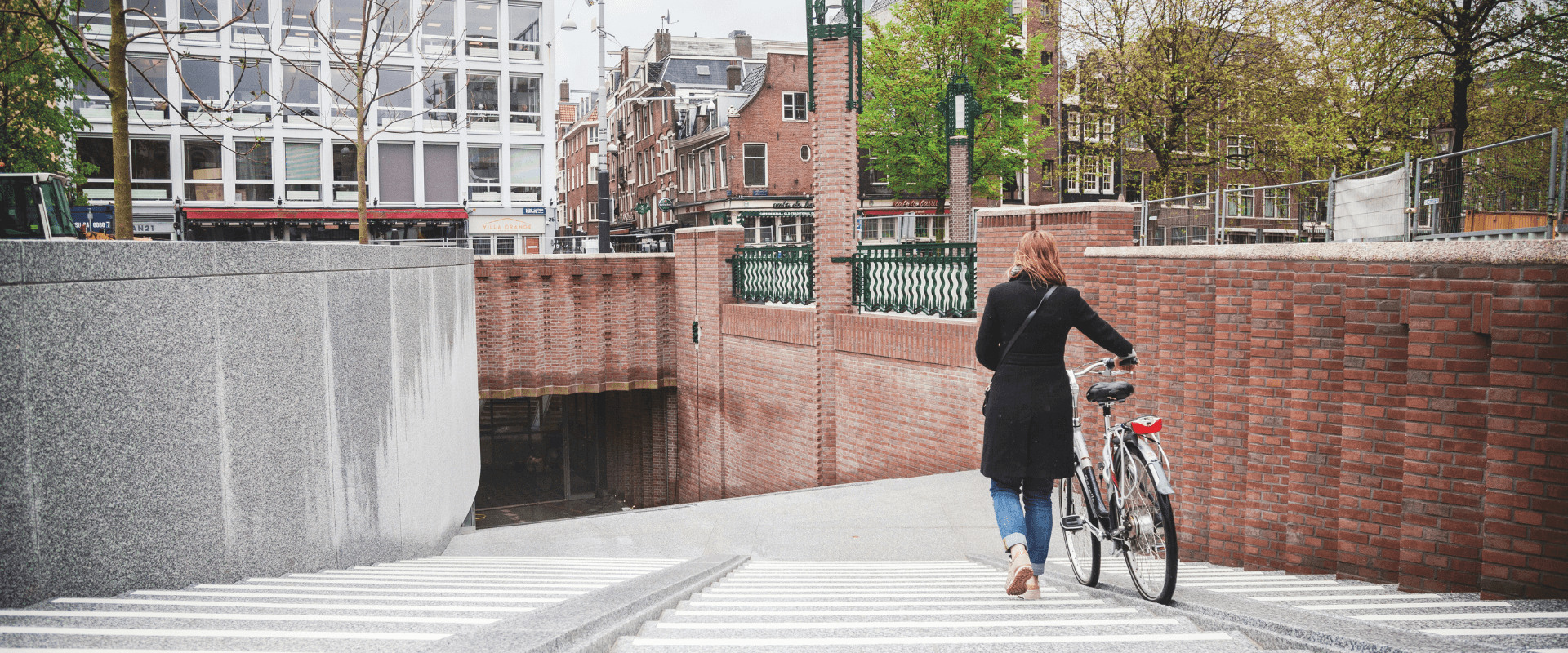 Fietsenstalling Het Kleine-Gartmanplantsoen in Amsterdam, een moderne ondergrondse ruimte met strakke verlichting en georganiseerde fietsrekken.