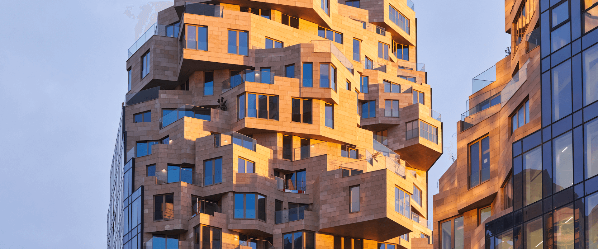 Valley in Amsterdam, een modern woon- en kantoorgebouw met terrasvormige architectuur, grote ramen en geïntegreerd groen.