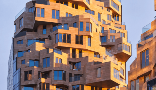 Valley in Amsterdam, een modern woon- en kantoorgebouw met terrasvormige architectuur, grote ramen en geïntegreerd groen.
