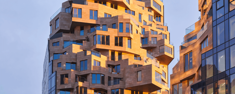 Valley in Amsterdam, een modern woon- en kantoorgebouw met terrasvormige architectuur, grote ramen en geïntegreerd groen.