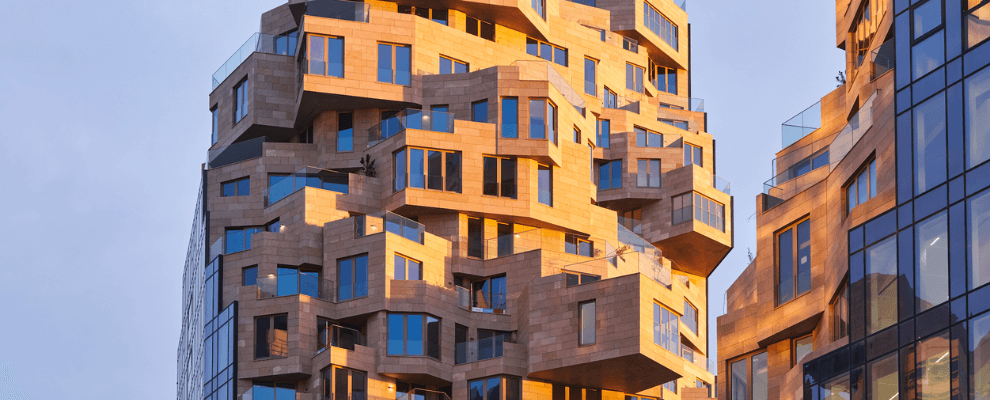 Valley in Amsterdam, een modern woon- en kantoorgebouw met terrasvormige architectuur, grote ramen en geïntegreerd groen.
