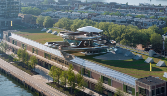 FENIX Rotterdam, een gerenoveerd havengebouw met een modern uitkijkplatform, ontworpen als cultureel en architectonisch icoon.