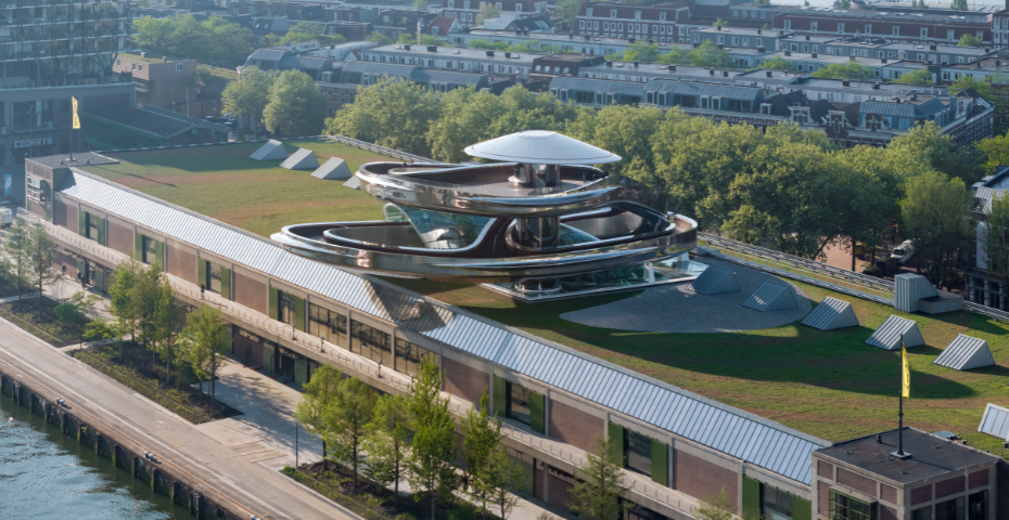 FENIX Rotterdam, een gerenoveerd havengebouw met een modern uitkijkplatform, ontworpen als cultureel en architectonisch icoon.