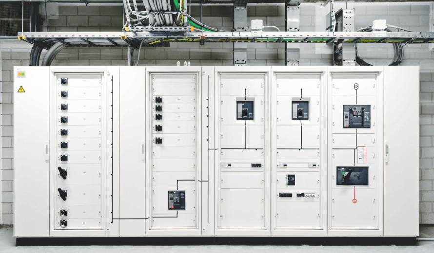 Verdeelinrichting met kabelgoten en elektrotechnische aansluitingen in een technische ruimte van EDGE Amsterdam West.