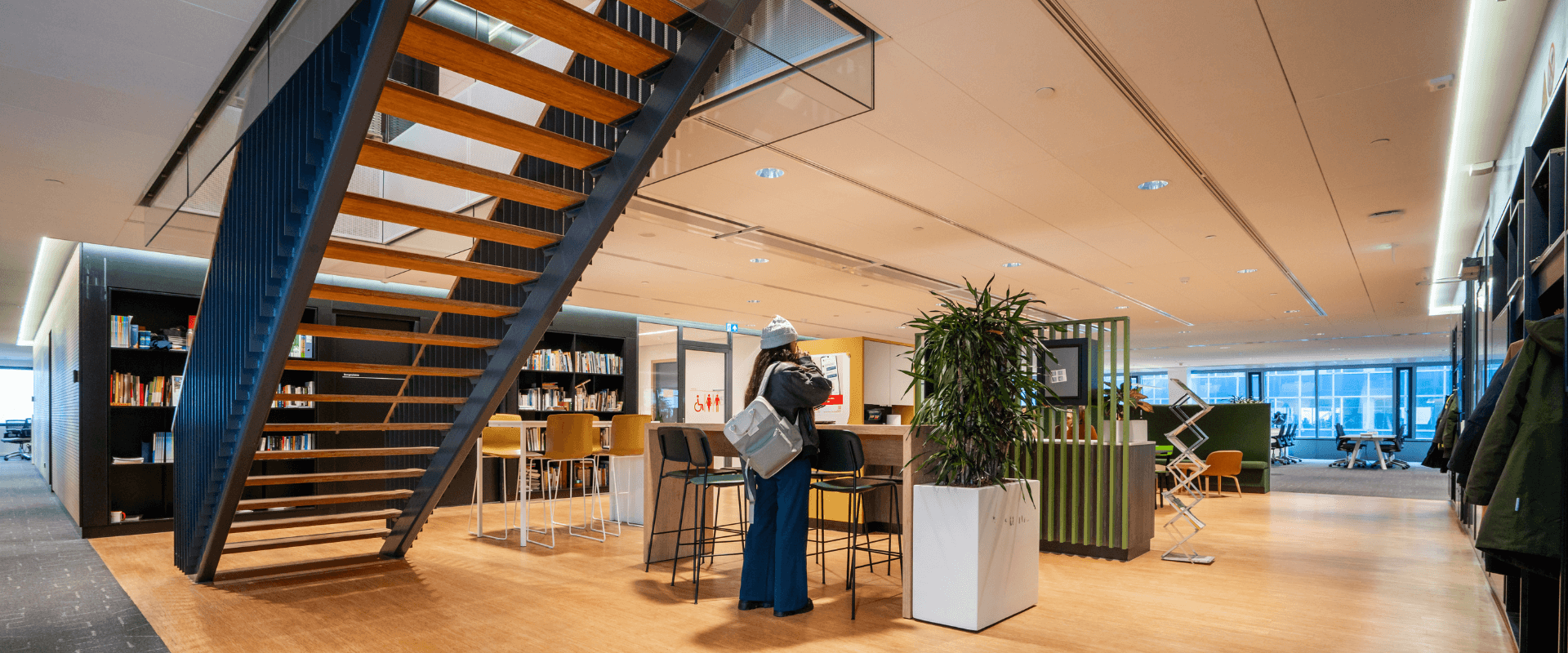 Moderne hybride werkomgeving in het Stadskantoor Utrecht met open trap, flexwerkplekken en duurzame inrichting.