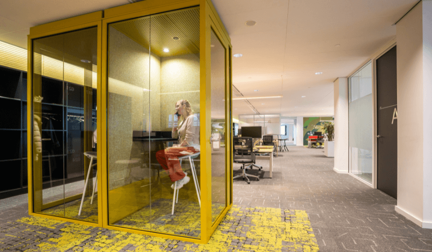 Akoestische belcel in heringerichte kantoorverdieping van Stadskantoor Utrecht, onderdeel van hybride werkconcept.