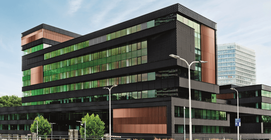 Fellenoord in Eindhoven, een duurzaam herontwikkeld kantoorgebouw met een transparante glasgevel, atrium en energie-efficiënte installaties door Bosman.