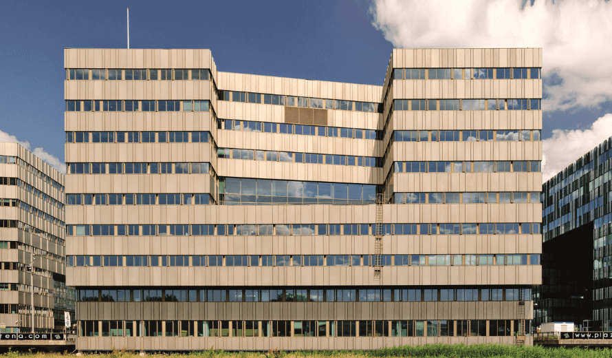 Het Gaudi-kantoorgebouw in Amsterdam, een modern en duurzaam pand met een opvallende, gevel en veel ramen voor veel natuurlijk lichtinval.