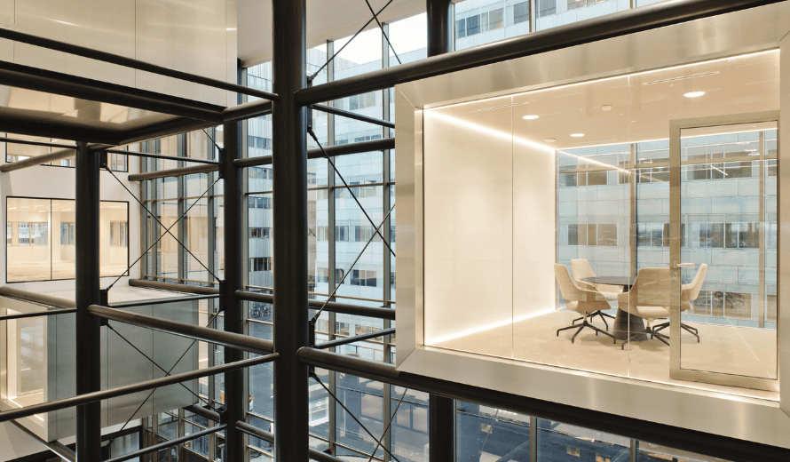 Moderne vergaderruimte in project Gaudi, waar Bosman en VEGA samenwerkten aan een duurzame en innovatieve kantoorrenovatie in Amsterdam Zuidoost